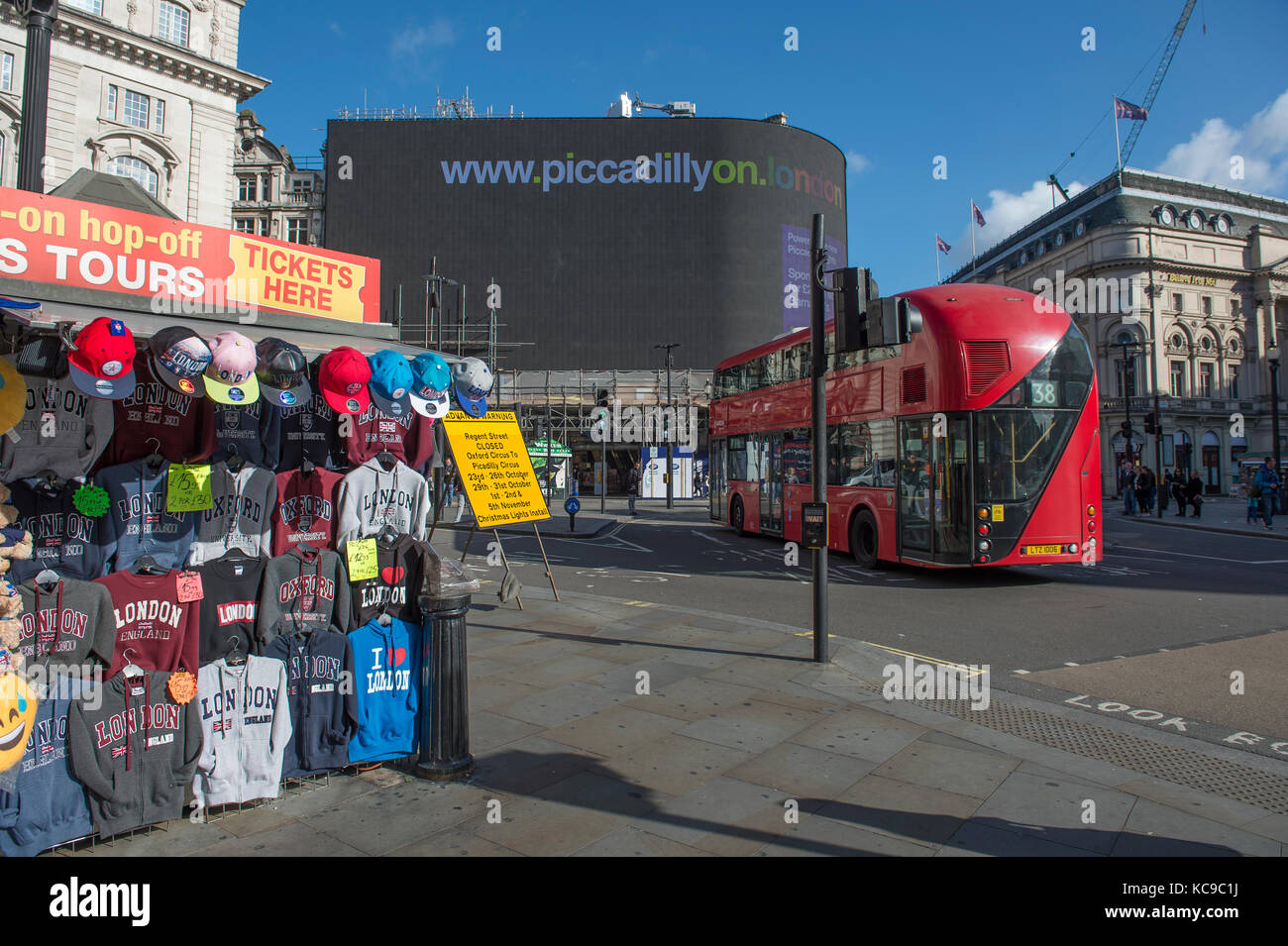 Piccadilly Circus riesige elektronische Werbung Panel kurz vor Fertigstellung, London, Großbritannien Stockfoto