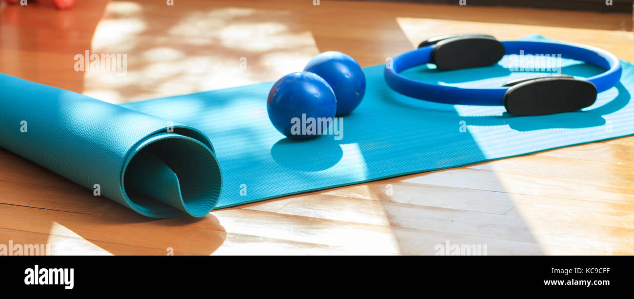 Pilates Equipment. trainingsmatten und Magic Ring auf Holzboden Stockfoto