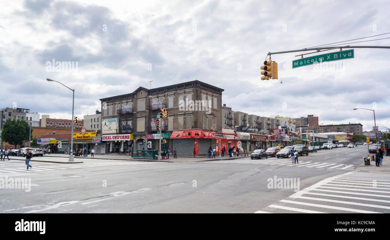 Schnittpunkt der Lenox Avenue und West 145 Street in Harlem in New York am Samstag, 30. September 2017. (© Richard B. Levine) Stockfoto