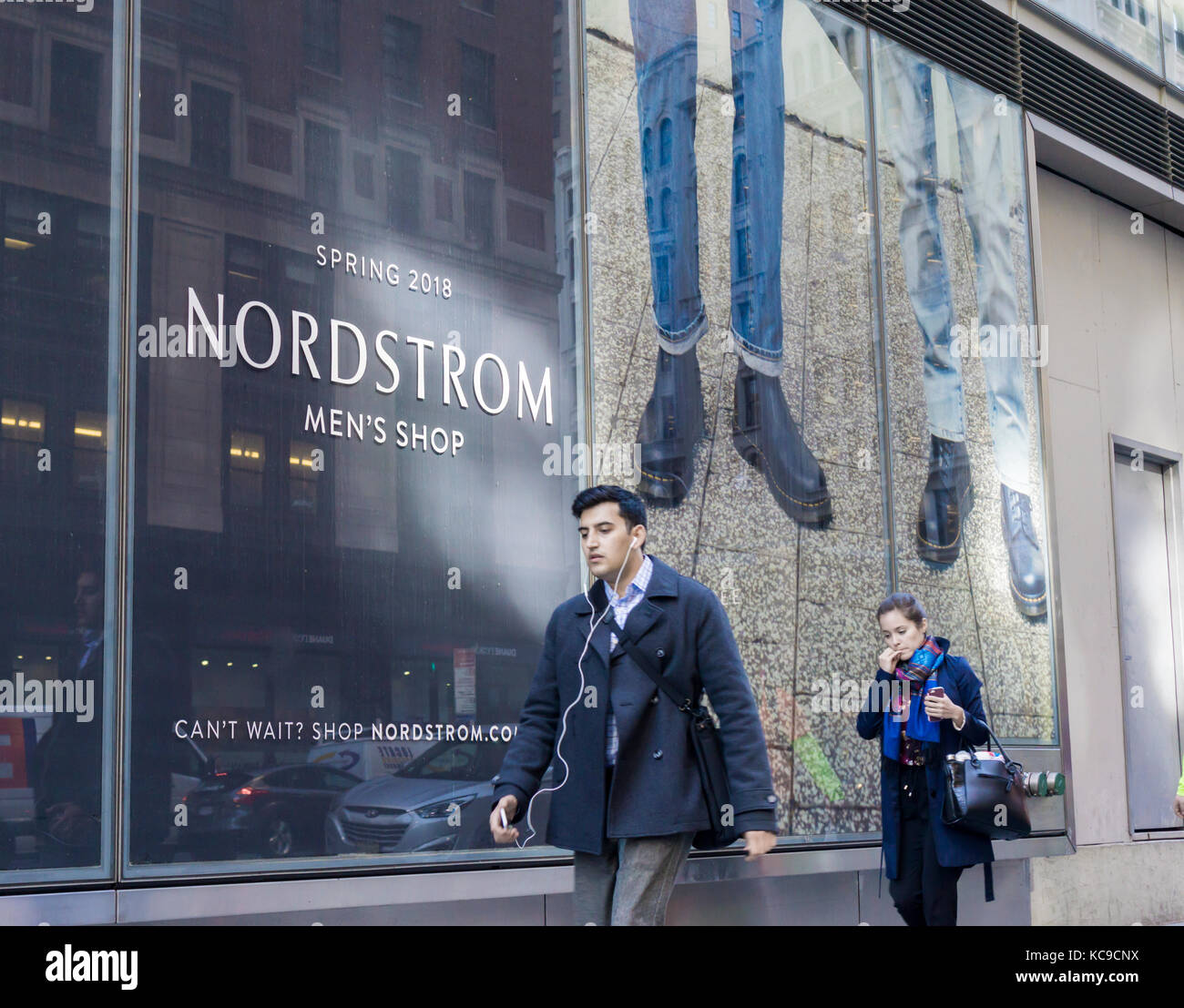 Das zukünftige Haus des Nordstrom Männer shop in Midtown Manhattan in New York am Montag, 2. Oktober 2017. Aktien von Nordstrom sank um 7%, nachdem es wurde berichtet, dass die Nordstrom Familie ist die Finanzierung für einen Verkauf des Unternehmens. Die Nordstrom Familie besitzt über 30% des Kaufhauses Einzelhändler. (© Richard B. Levine) Stockfoto