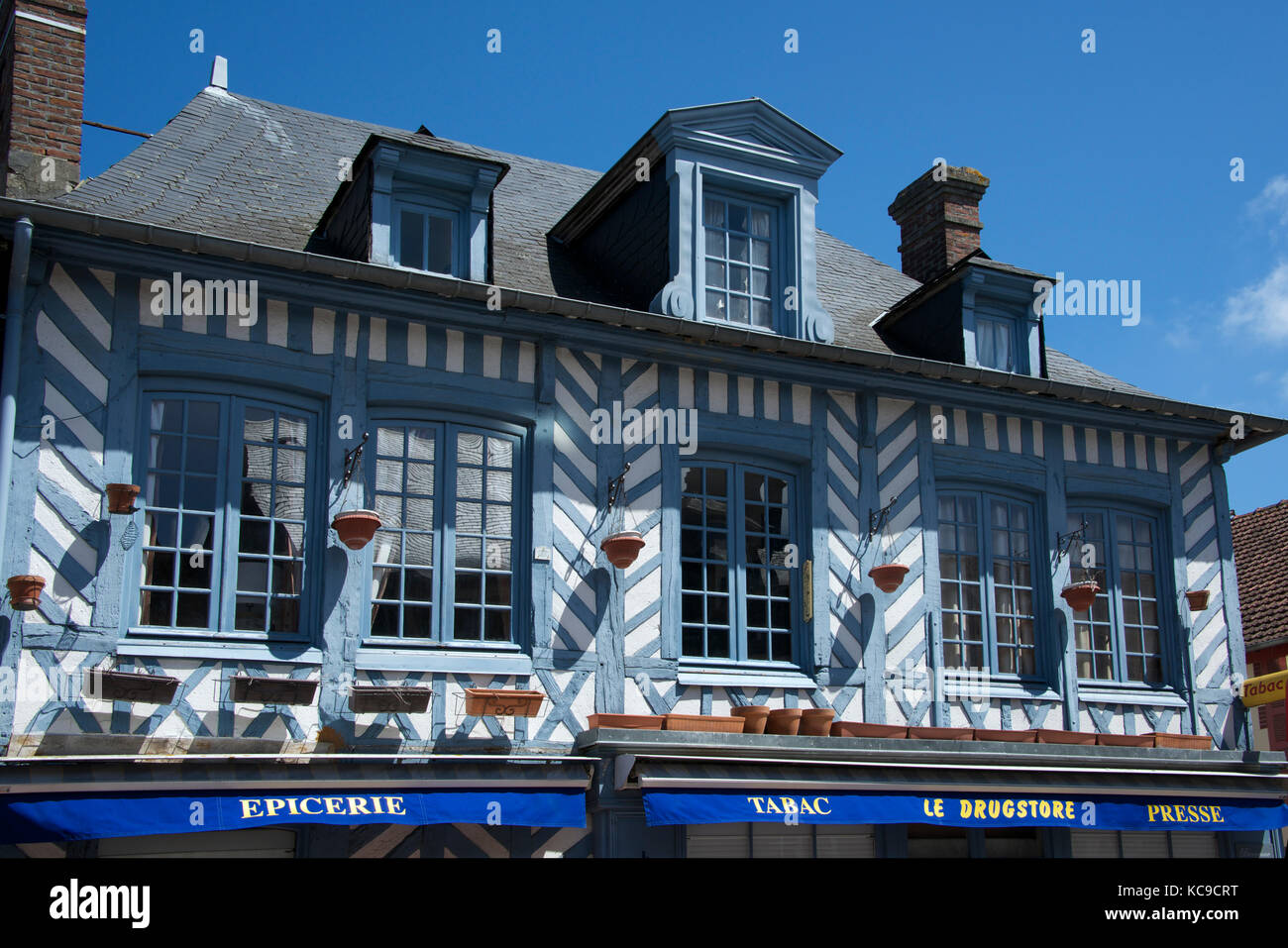 Herkömmliche blaue und weiße Fachwerkhaus Gebäude Beaumont en Pays d'Auge Calvados Normandie Frankreich Stockfoto