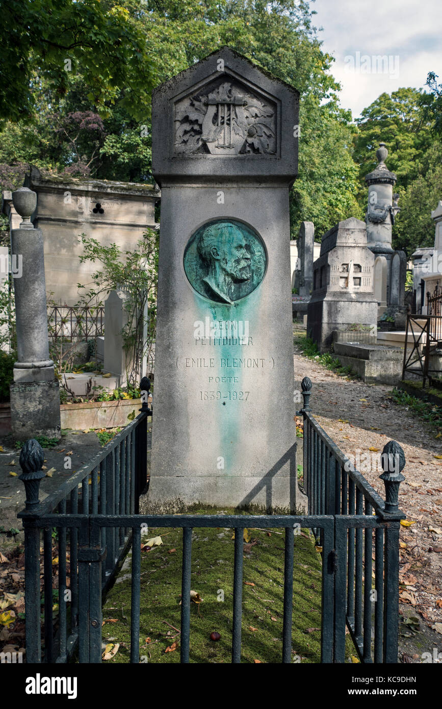 Grab der Dichterin, Journalistin und Kunstkritikerin, Leon Petitdidier (Emile Blemont) (1839-1927), im Friedhof Pere Lachaise, Paris, Frankreich. Stockfoto