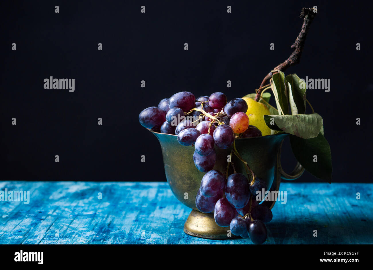 Trauben und Birnen in einem vintage Kupfer Schale Stockfoto