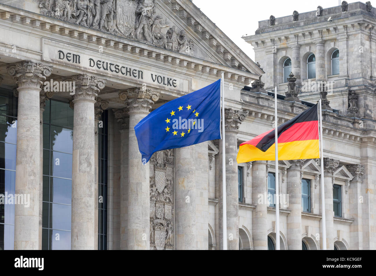 Die Europäische Union und deutsche Fahnen vor dem Reichstag, Berlin, Deutschland Stockfoto