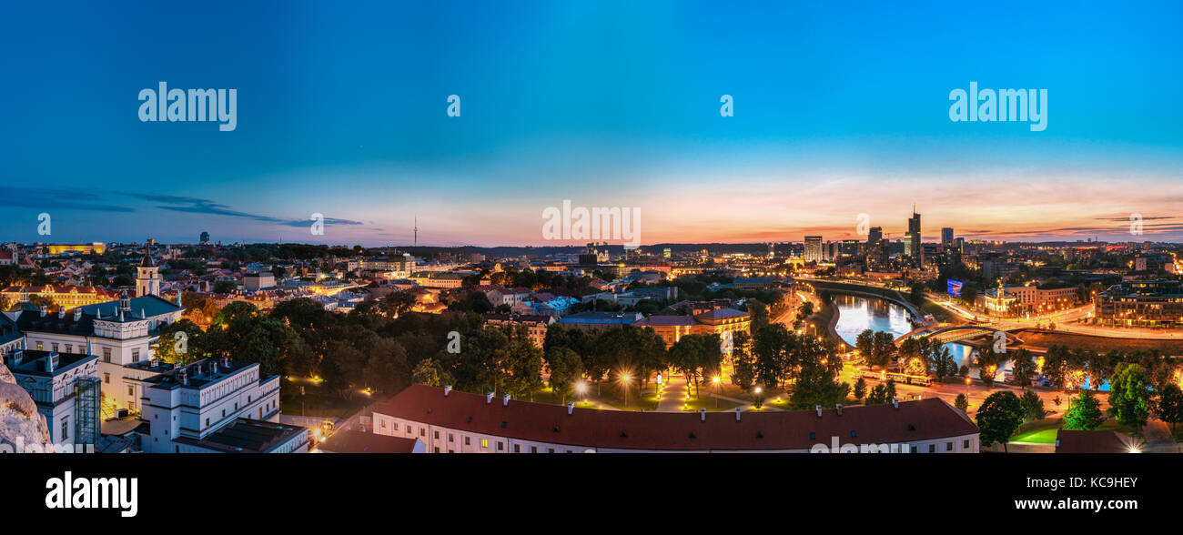 Vilnius, Litauen. sunset Stadtbild. Palast der Großfürsten von Litauen und moderne Bürogebäude Wolkenkratzer im Geschäftsviertel neue Stadt cen Stockfoto