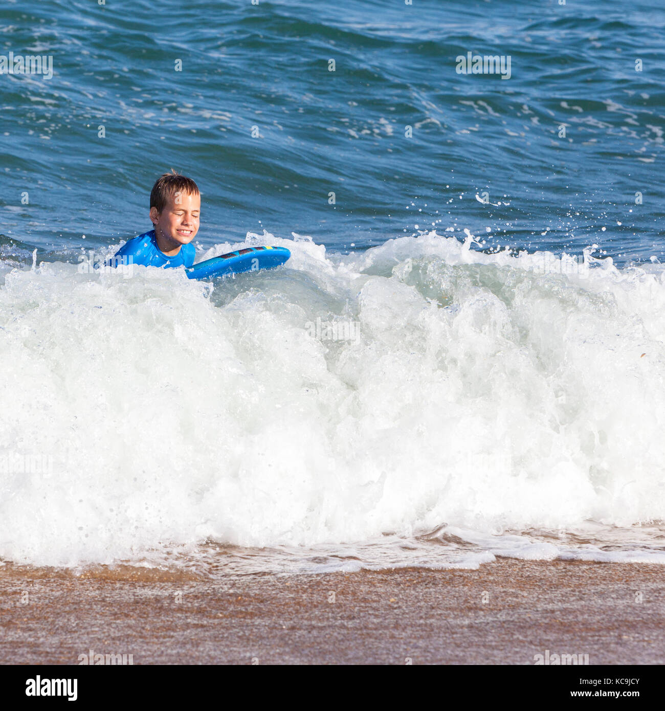 Avon, Outer Banks, North Carolina, USA. Junge in den Atlantik surfen Sie auf Boogie Board. Stockfoto