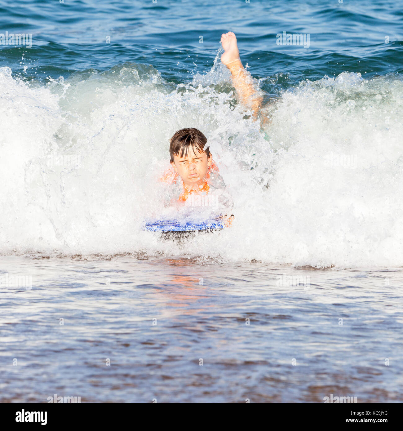 Avon, Outer Banks, North Carolina, USA. Pre-Jungs im Teenageralter im Atlantik surfen auf Ihren Boogie Boards. Stockfoto