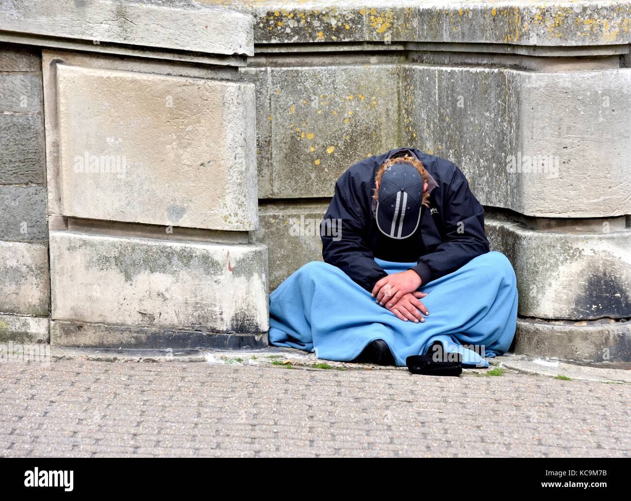 Obdachloser betteln auf der Straße Weymouth Dorset England UK Stockfoto