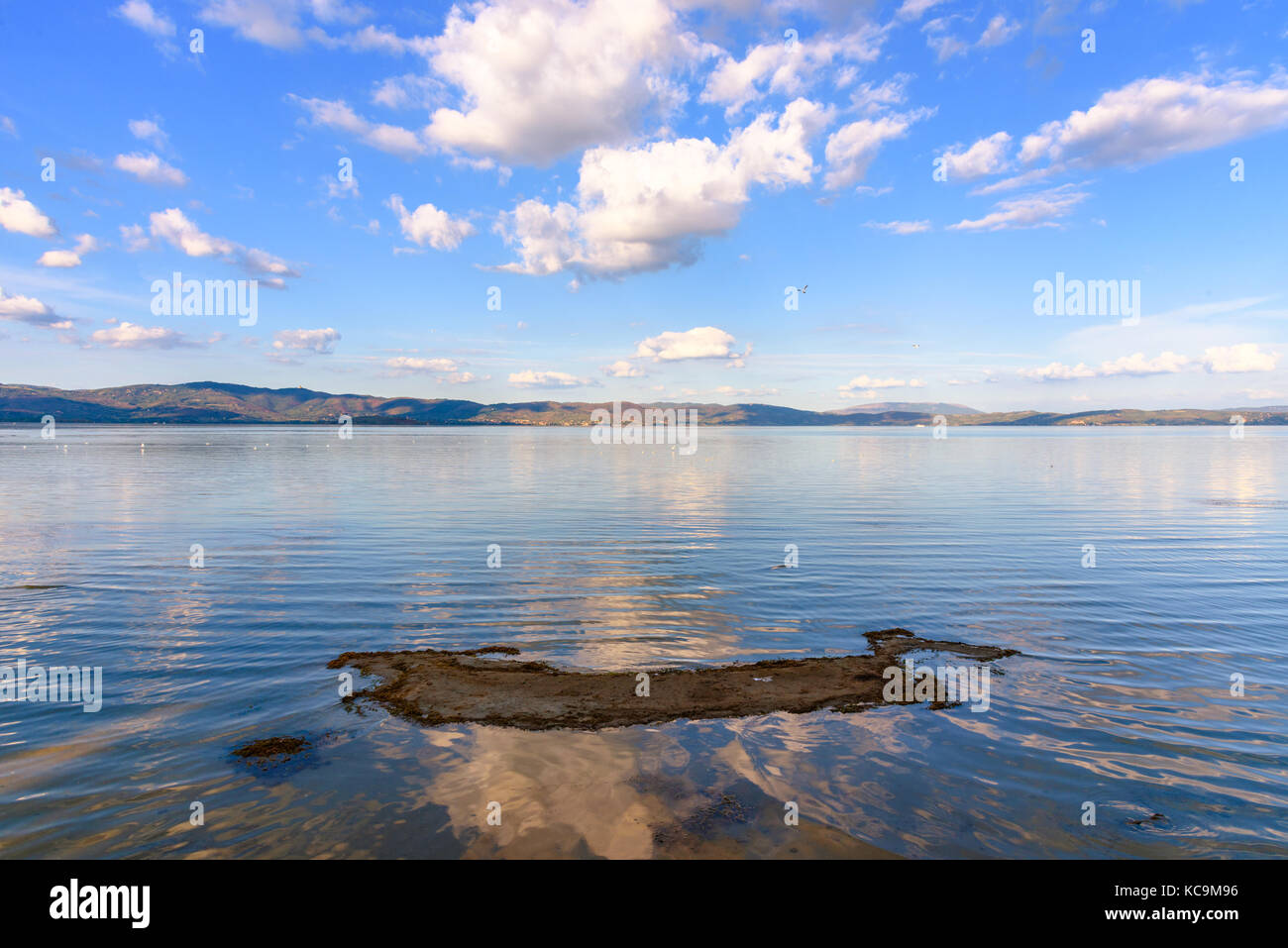 Malerischer Blick auf den See Trasimeno, Umbrien, Italien von der Stadt Castiglione del Lago Stockfoto