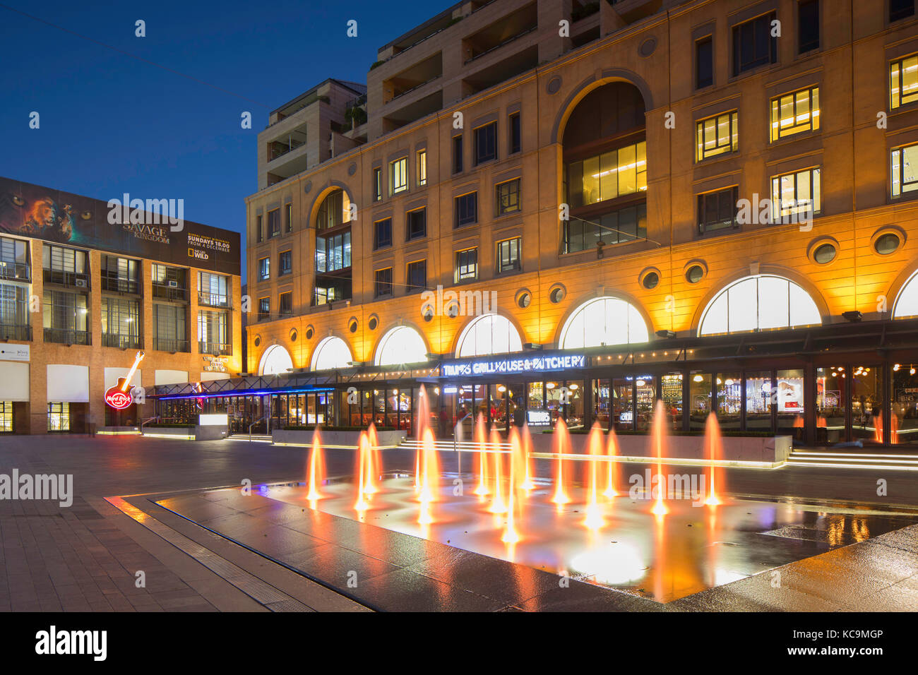 Nelson Mandela Square bei Dämmerung, Sandton, Johannesburg, Gauteng, Südafrika Stockfoto