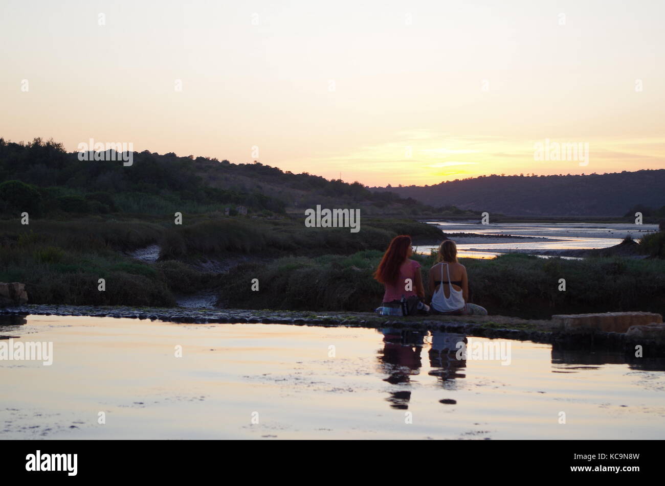 Zwei Mädchen am Sonnenuntergang in Sitio das Fontes de Estombar Park in Lagoa. Portugal Stockfoto