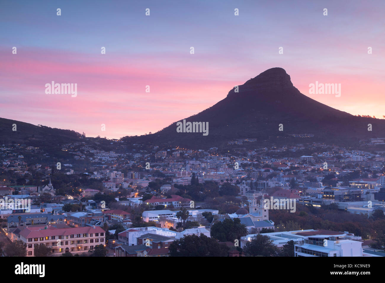 Blick auf den Lion's Head bei Sonnenuntergang, Cape Town, Western Cape, Südafrika Stockfoto