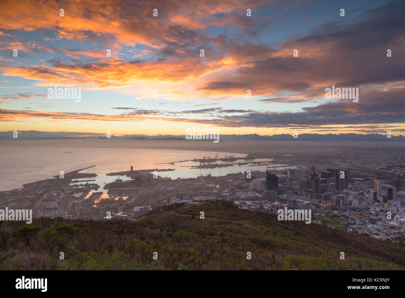 Blick auf die stadt Schüssel in der Morgendämmerung, Cape Town, Western Cape, Südafrika Stockfoto