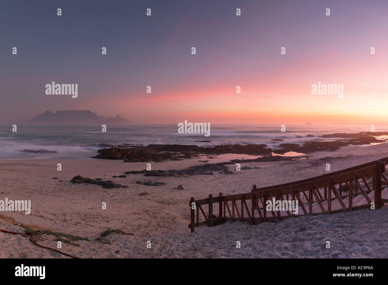 Blick auf den Tafelberg von Bloubergstrand, Kapstadt, Western Cape, Südafrika Stockfoto