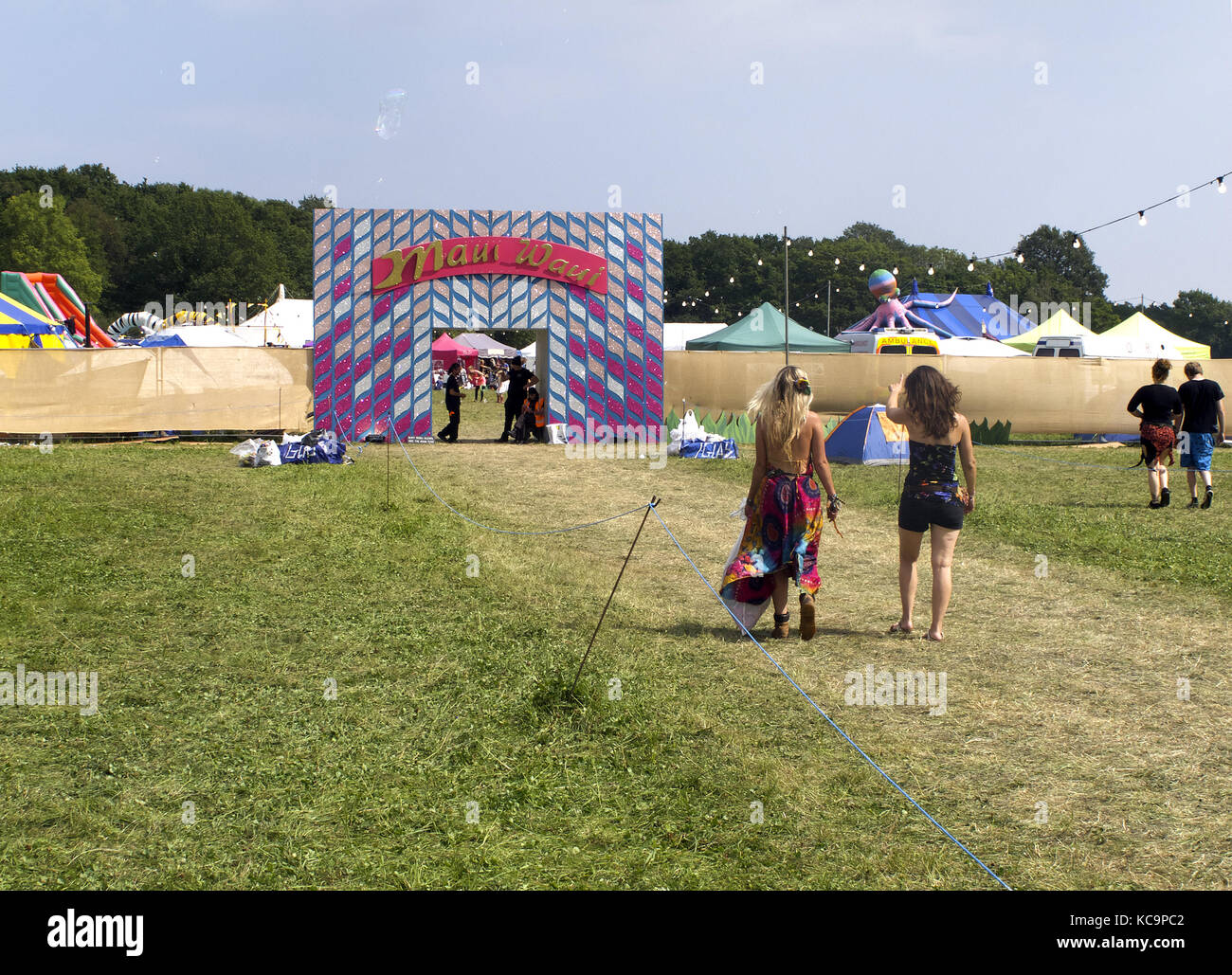 Junge Frauen gehen zu einem Festival. Stockfoto