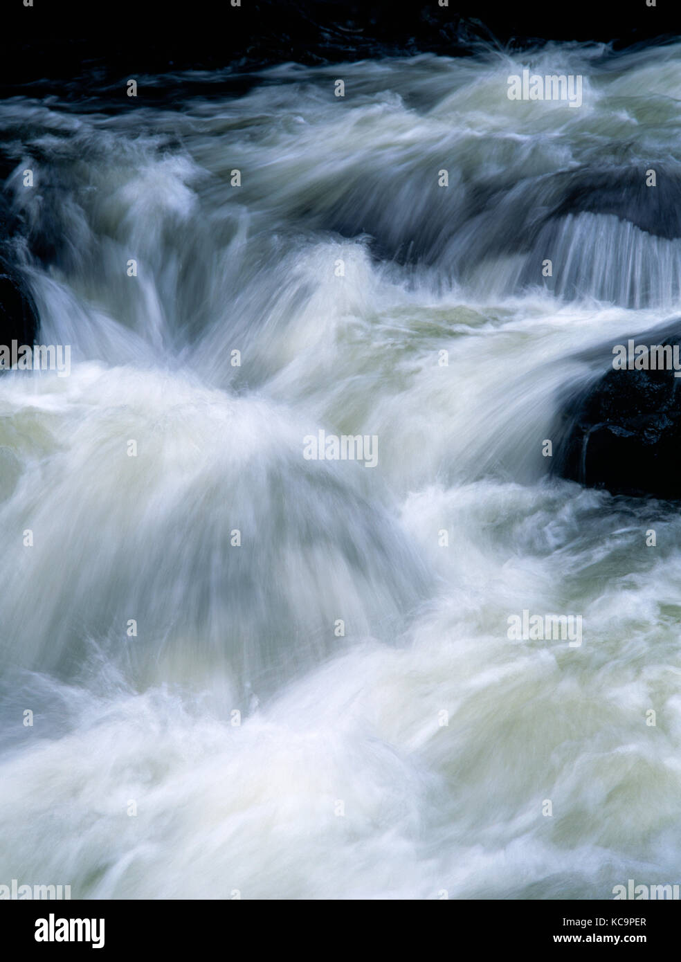 Afon Llugwy, oben Swallow Falls, in der Nähe von Betws y Coed, Conwy, North Wales. Fluss in Überflutung nach starkem Regen, fließende über felsige Flussbett. Stockfoto