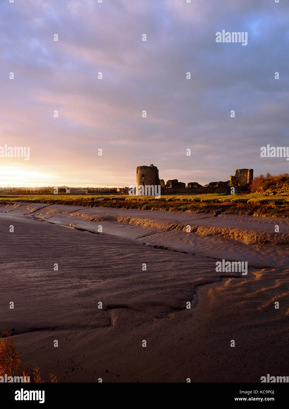 Flint Castle, Fintshire, Wales. Blick nach Süden am ruiniert Nordwand und Türmen. Von Wattenmeer Dee Estuary bei Sonnenaufgang gesehen. Stockfoto