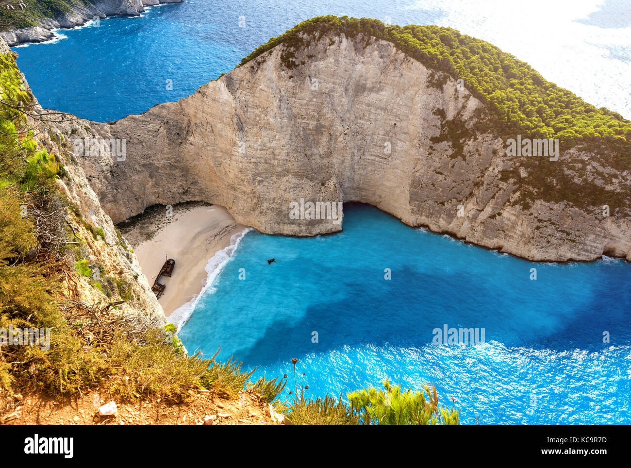 Navagio Strand mit blauem kristallklarem Wasser, Insel Zakynthos, Griechenland Stockfoto