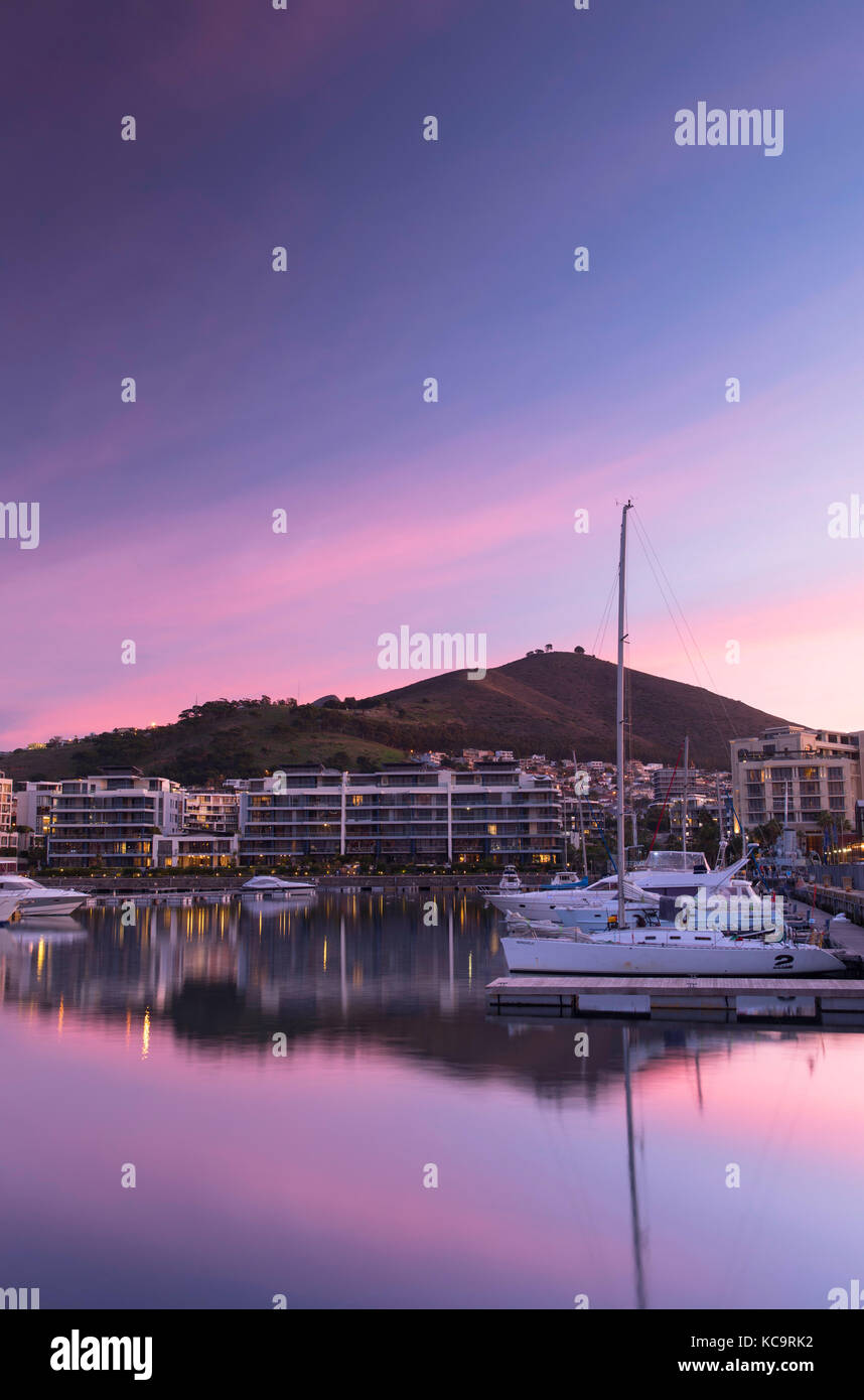 V+a Waterfront Marina bei Sonnenuntergang, Cape Town, Western Cape, Südafrika Stockfoto