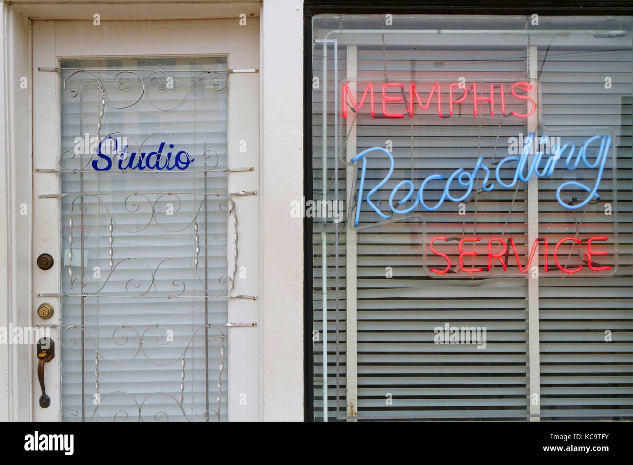 MEMPHIS, TENNESSEE, 12. Mai 2015 : Eingang zum Sun Records Studio. Im August 1953 ging Presley in die Büros von Sun Records, um eine zwei-Seiten-Aufnahme zu machen Stockfoto