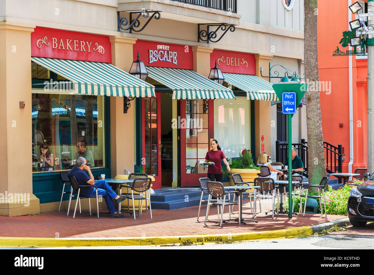 Cafe mit Kunden an den Tischen auf dem Bürgersteig sitzend, Market Street, Feier, Orlando, Florida, USA Stockfoto