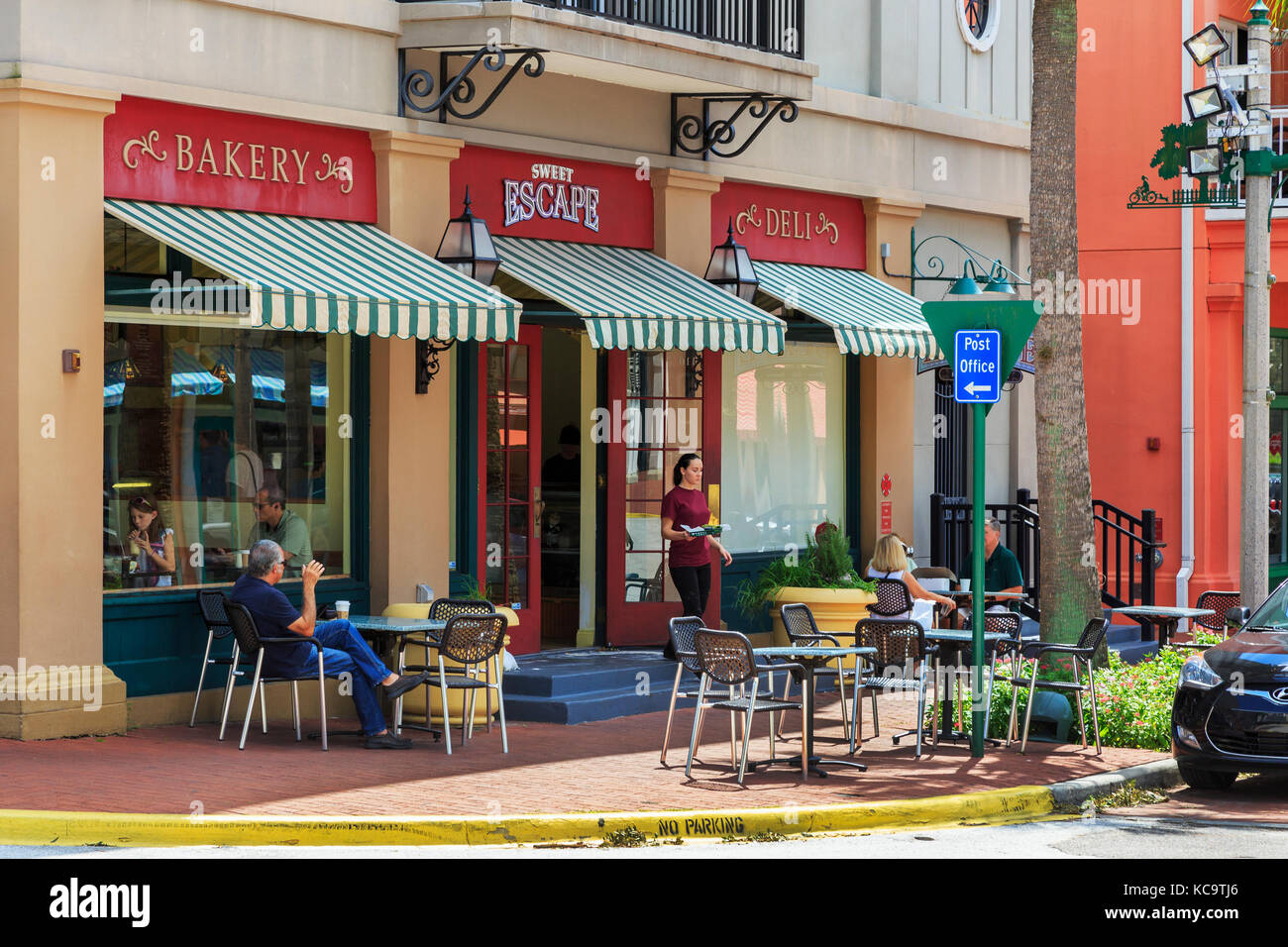 Cafe mit Kunden an den Tischen auf dem Bürgersteig sitzend, Market Street, Feier, Orlando, Florida, USA Stockfoto