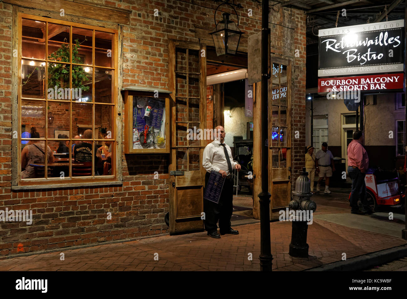 NEW ORLEANS, LOUISIANA, 4. Mai 2015 : Nachtleben auf der Bourbon Street. Die Bourbon Street ist für ihre Bars und Stripclubs bekannt und bietet eine reiche Geschichte Stockfoto