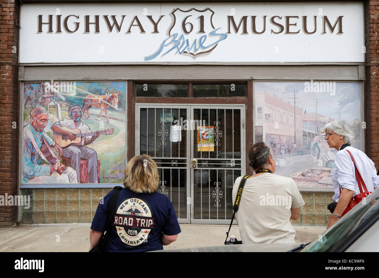 LELAND, MISSISSIPPI, 8. Mai 2015 : Touristen besuchen Highway 61 Museum. Leland liegt im Herzen des Blues-Landes und hat eine Reihe von nationalen Fam produziert Stockfoto