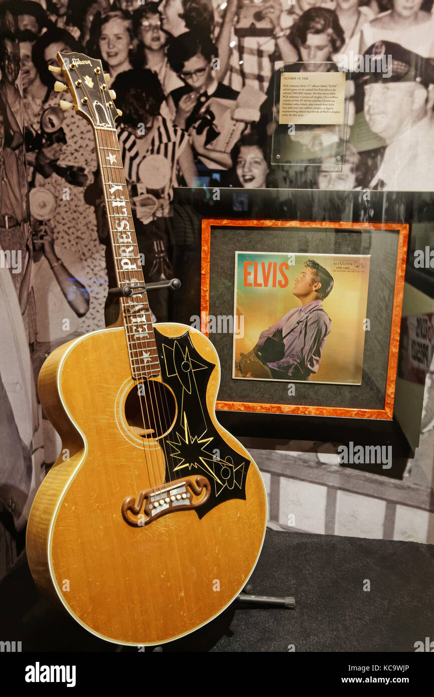 MEMPHIS, TENNESSEE, 11. Mai 2015 : Gitarren und Platten von Elvis. Elvis P. Gilt als eine der bedeutendsten kulturellen Ikonen des 20th. Jahrhunderts Stockfoto