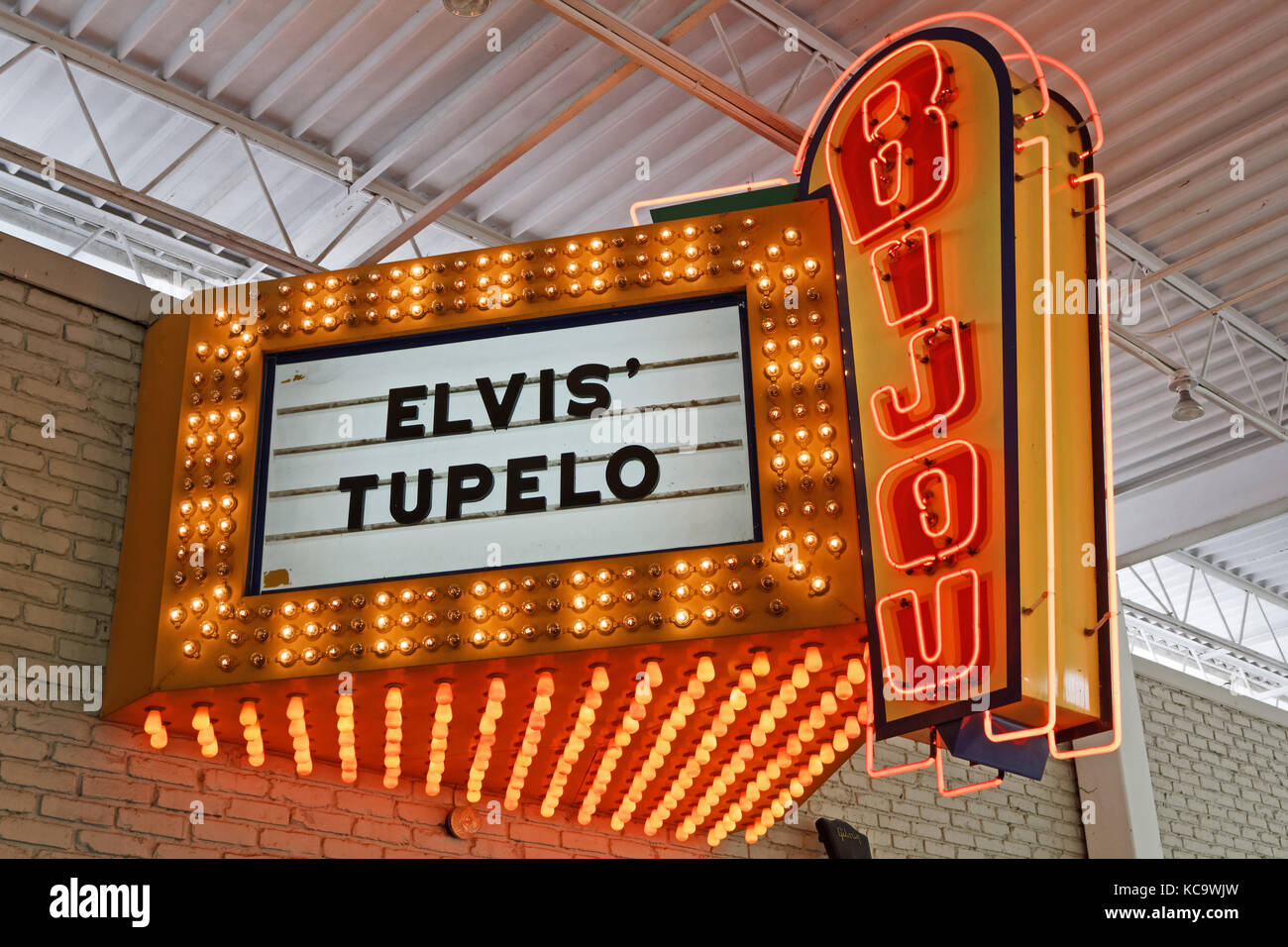 MEMPHIS, TENNESSEE, 11. Mai 2015 : Ensign und Titel über Elvis. Elvis Pre gilt als eine der bedeutendsten kulturellen Ikonen des 20th. Jahrhunderts Stockfoto