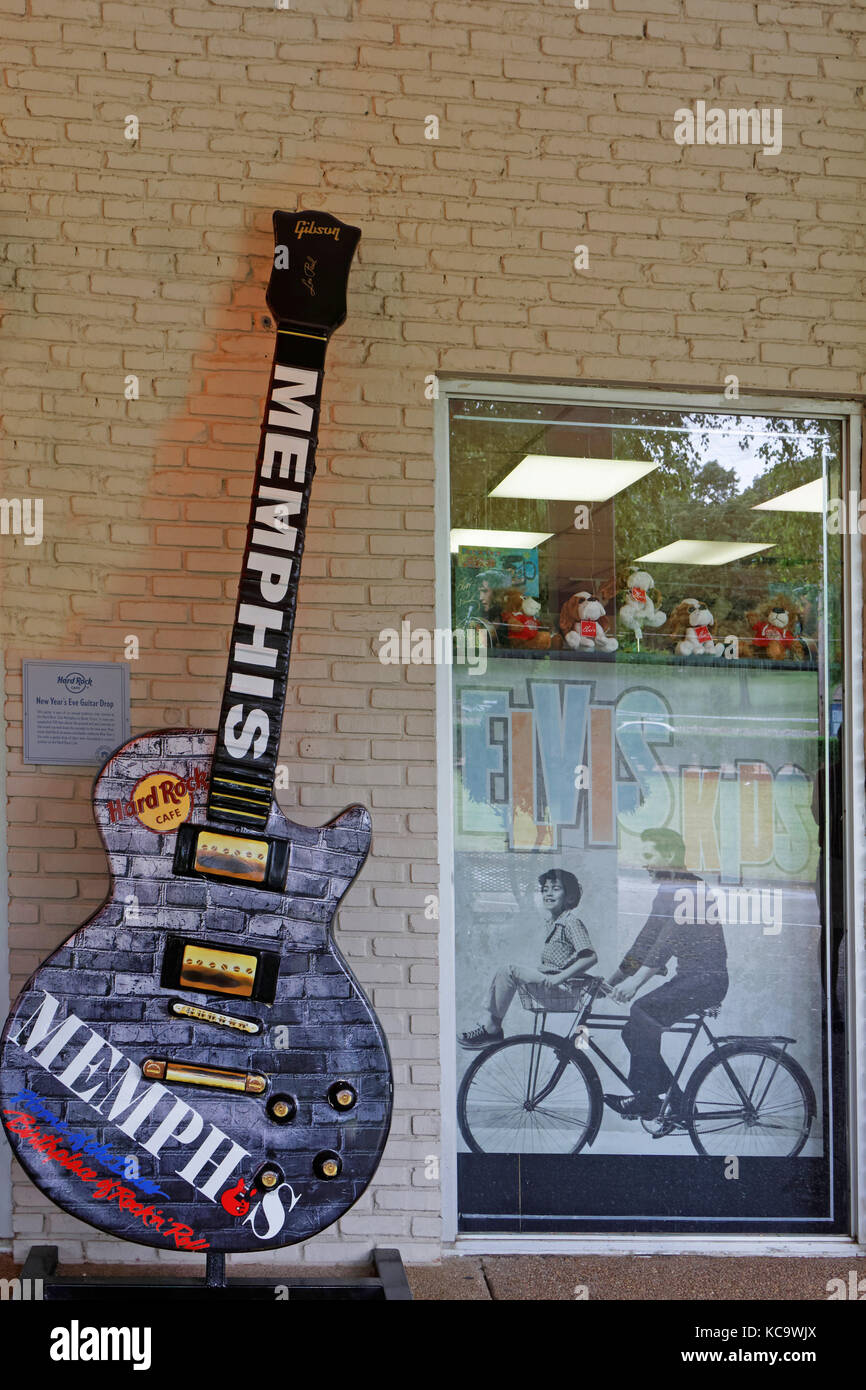 MEMPHIS, TENNESSEE, 11. Mai 2015 : Gitarren und Platten von Elvis. Elvis P. Gilt als eine der bedeutendsten kulturellen Ikonen des 20th. Jahrhunderts Stockfoto