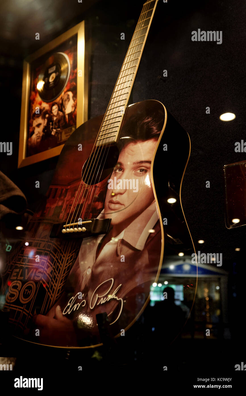 MEMPHIS, TENNESSEE, 11. Mai 2015 : Gitarren und Platten von Elvis. Elvis P. Gilt als eine der bedeutendsten kulturellen Ikonen des 20th. Jahrhunderts Stockfoto