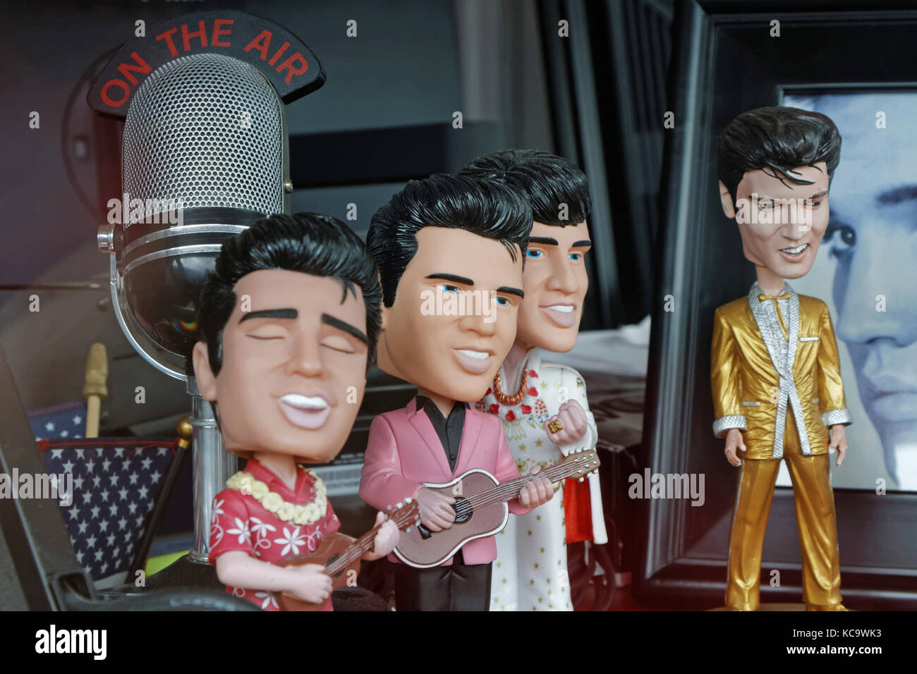 MEMPHIS, TENNESSEE, 11. Mai 2015 : kleine Elvis-Charaktere und ein mike. Elvi gilt als eine der bedeutendsten kulturellen Ikonen des 20th. Jahrhunderts Stockfoto