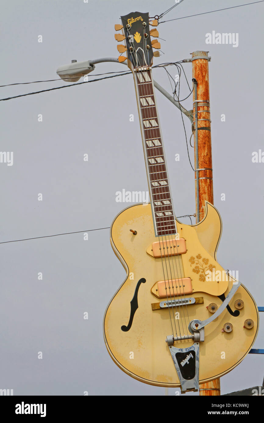 MEMPHIS, TENNESSEE, 12. Mai 2015 : Gitarre im Sun Records Studio. Im August 1953 ging Presley in die Büros von Sun Records, um eine zweiseitige Aufnahme zu machen Stockfoto