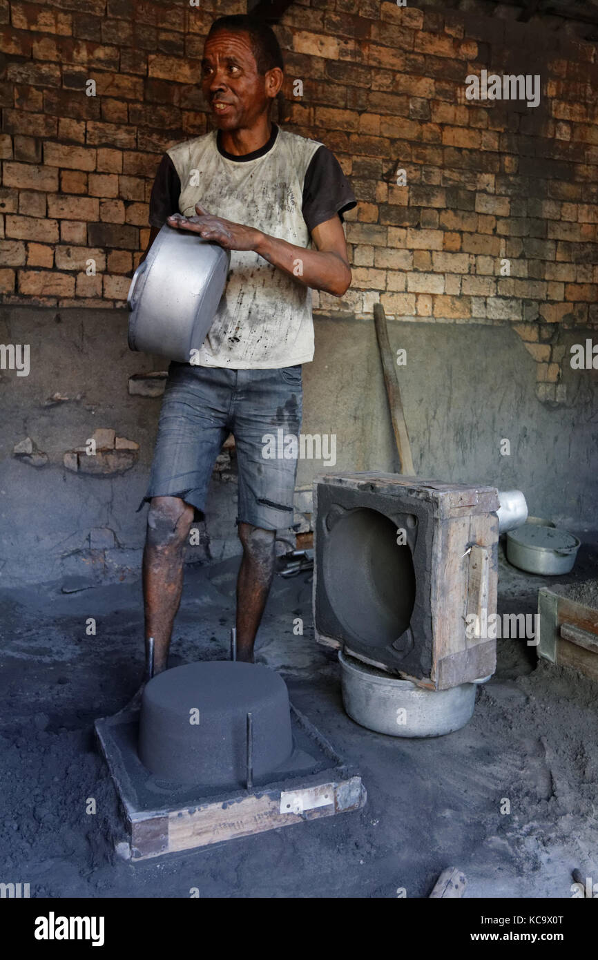 AMBATOLAMPY, MADAGASKAR, 16. November 2015 : in der Stadt arbeiten mehrere handwerklich gefertigte Küchengeräte aus Aluminium mit geborgenem Material. Stockfoto