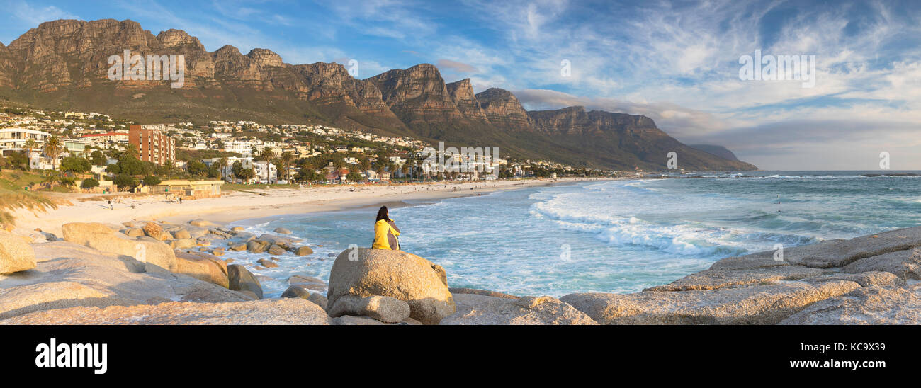 Frau sitzt auf Felsen von Camps Bay, Cape Town, Western Cape, Südafrika (mr) Stockfoto