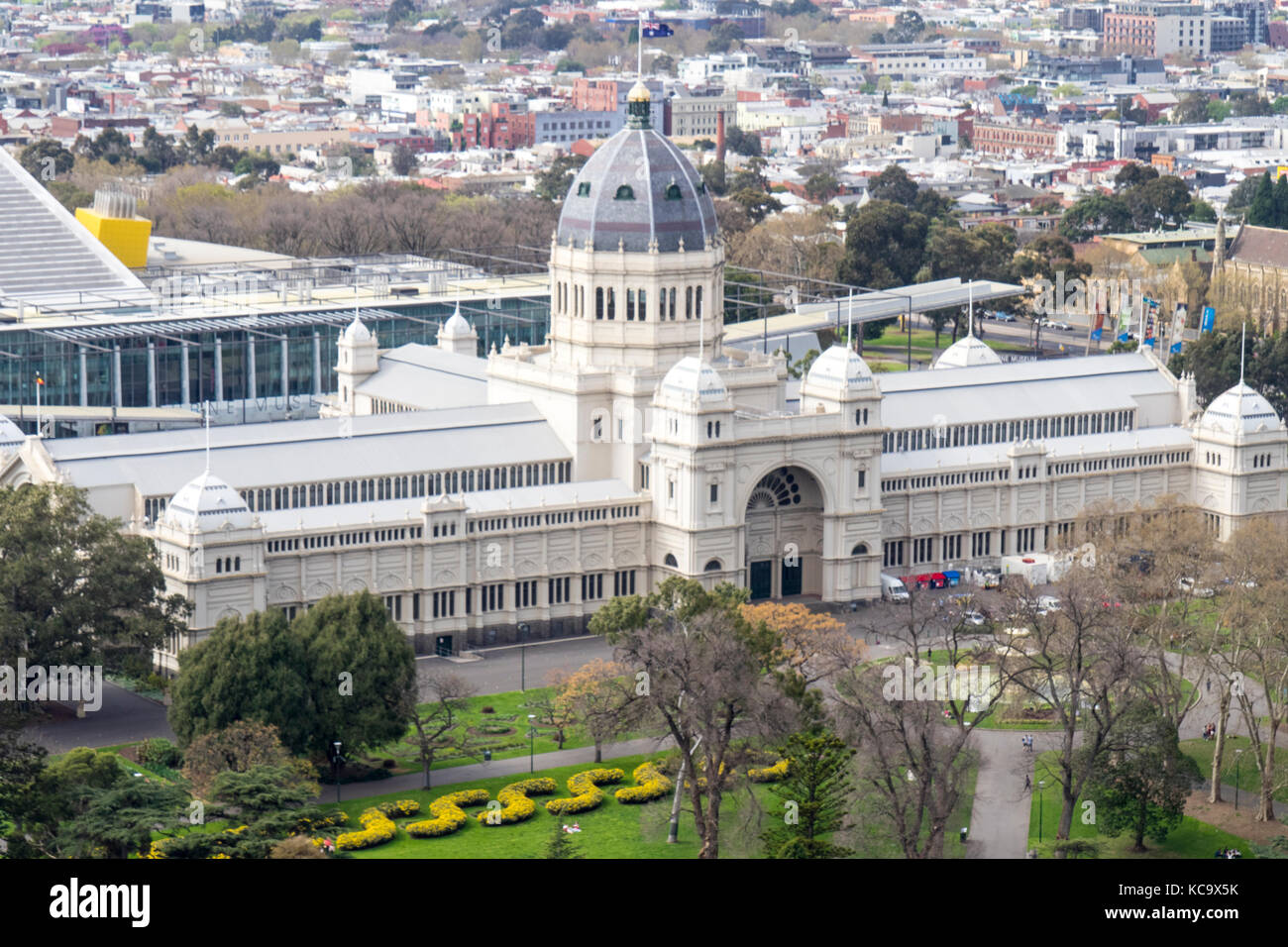 Die Royal Exhibition Building und Melbourne Museum hinter, in der Carlton Gardens, Melbourne, Victoria, Australien. Stockfoto