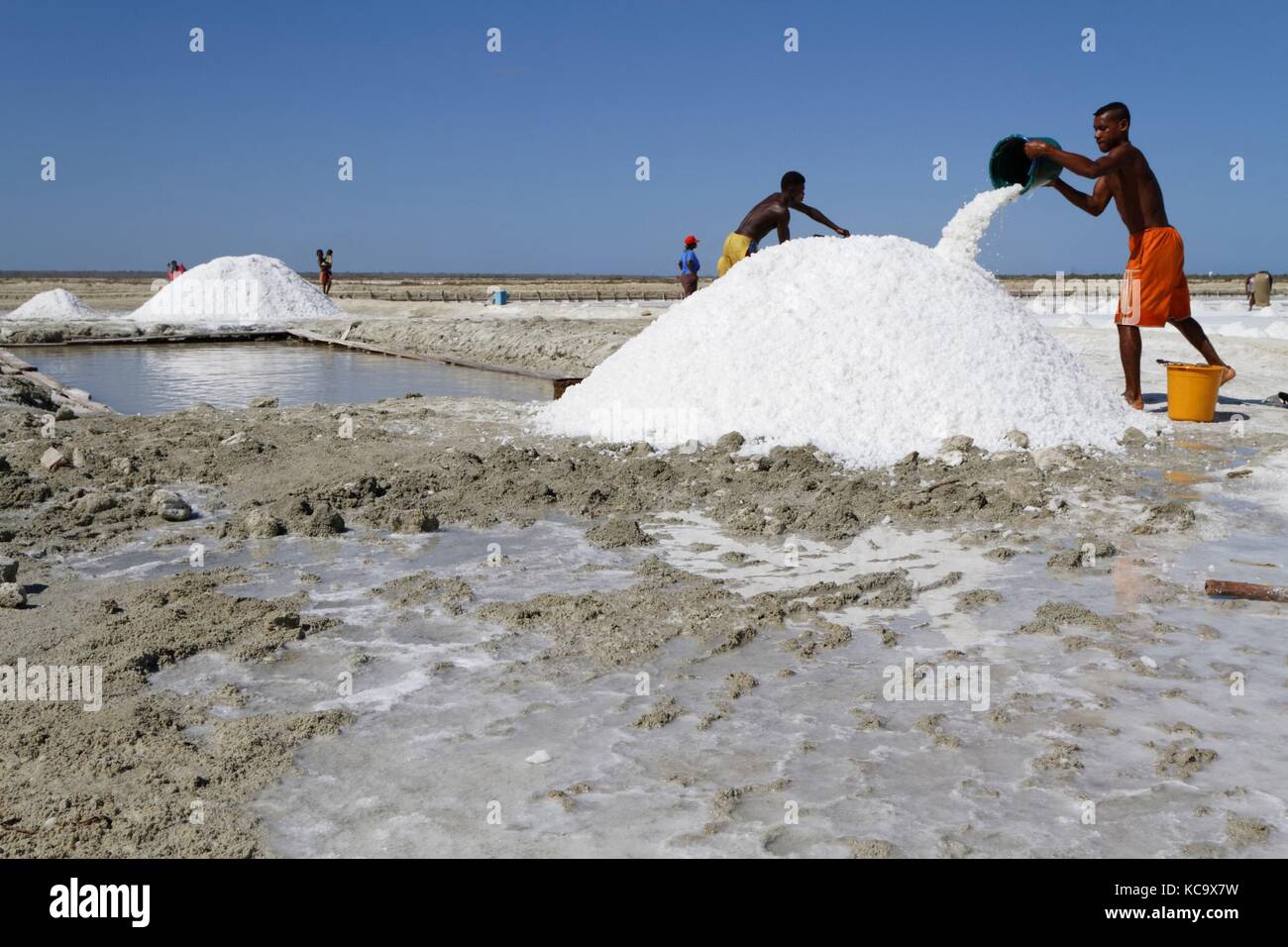 BELO, MADAGASKAR, 24. November 2015 : Menschen arbeiten in Salzverdunstungsbecken in der Nähe von Belo-sur-Mer, um Salze aus Meerwasser zu extrahieren. Stockfoto
