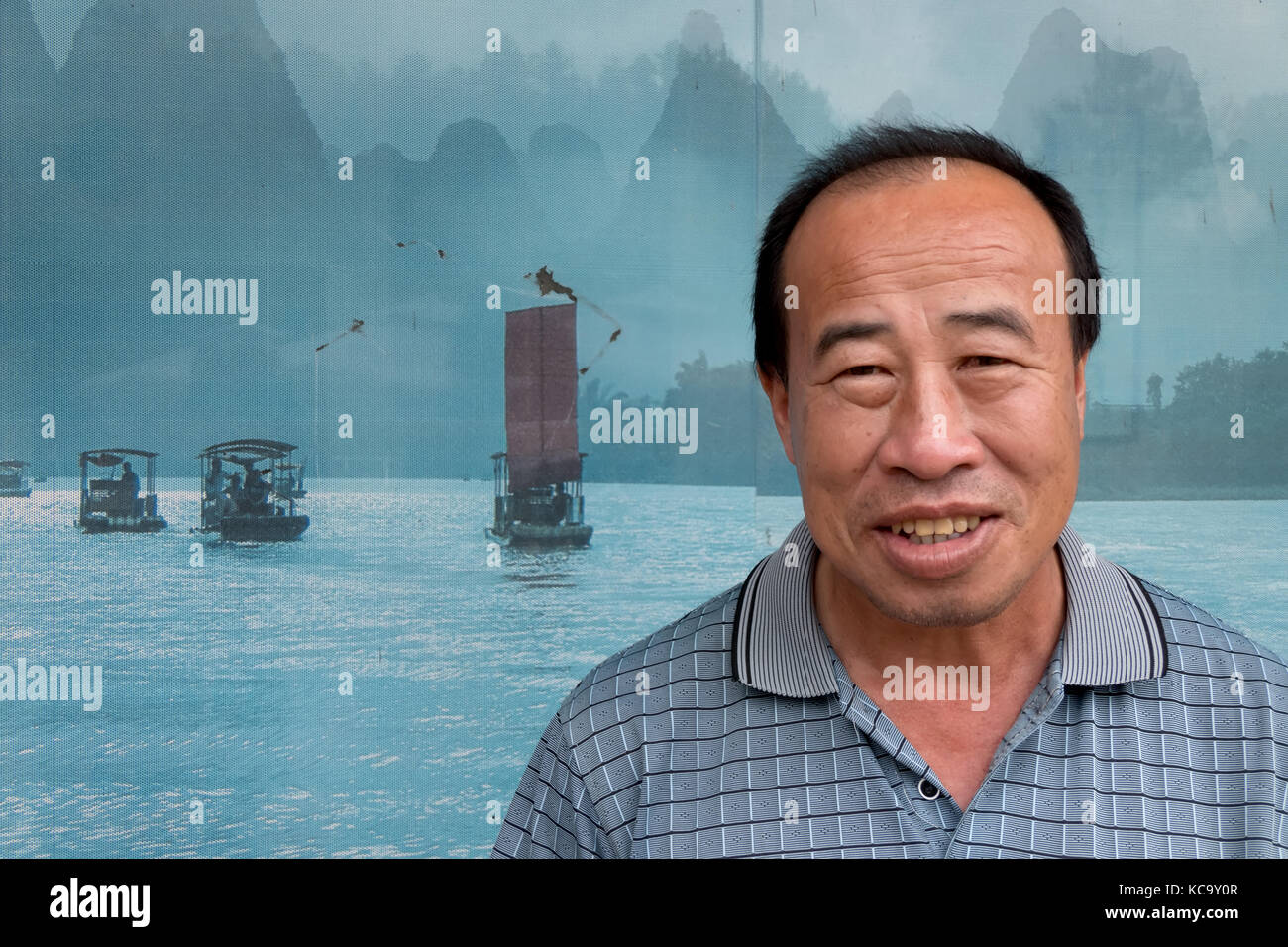 Portrait von echten asiatischen Menschen, mit Emotionen und Gefühle, an der Kamera schaut. glücklich chinesischen erwachsenen Mann aus xianggong Hügel, in der Nähe von Yangshuo, China, Asien Stockfoto