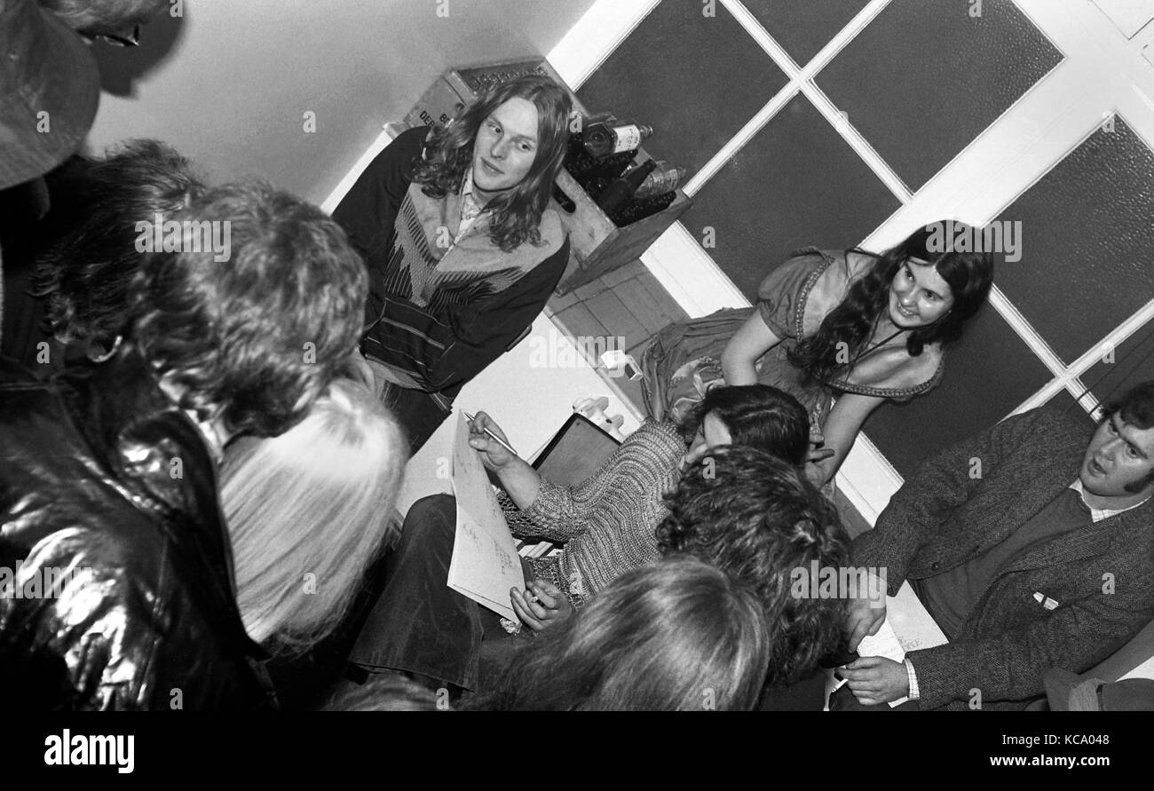 Die Incredible String Band: Gründungsmitglieder Robin Williamson (links) und Mike Heron (teilweise verdeckt) Backstage mit anderen Bandmitglied Rose Simpson bei der Colston Hall, Bristol, am 1. März 1969. Stockfoto