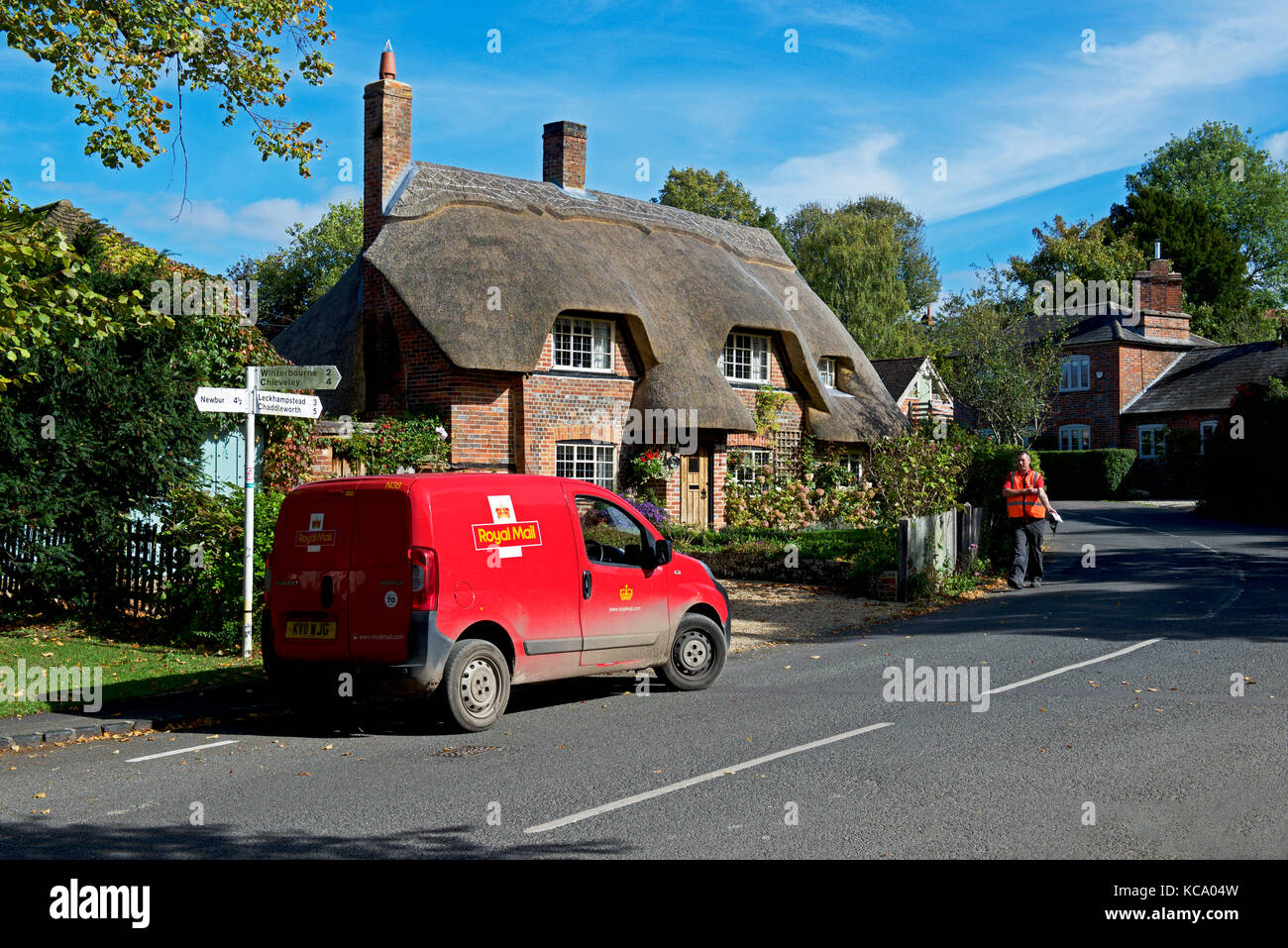 Royal Mail van vor der Reetdachhäuser im Dorf von Boxford, Berkshire, England UK geparkt Stockfoto