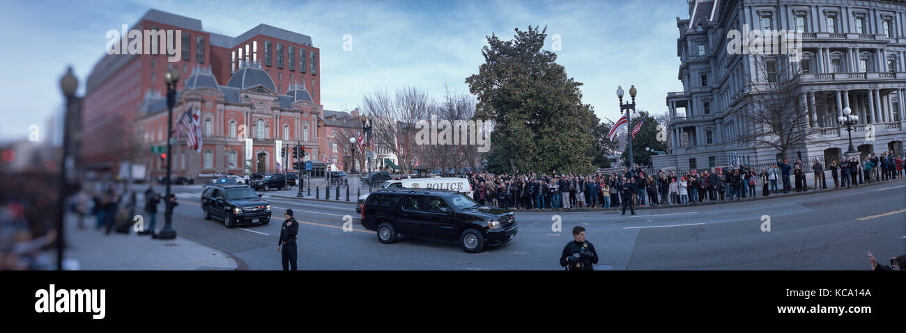 Donald Trump verlässt das Presidents Guest House in einer Motorkade, um einen Kranz auf dem Nationalfriedhof Arlington zu platzieren. 19/01/2017 Stockfoto