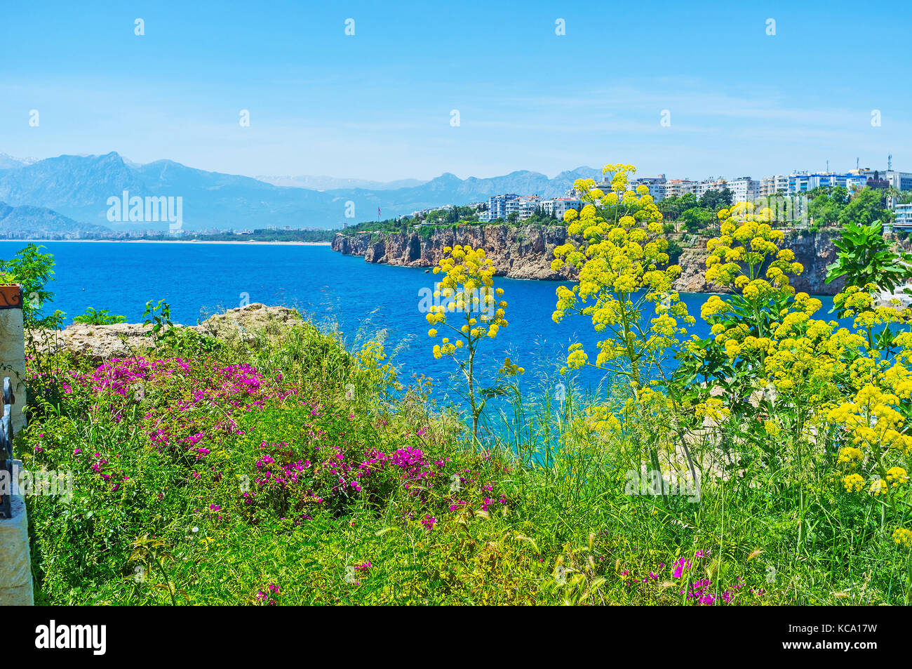Die wunderschöne Seenlandschaft von Antalya aus dem hohen Felsen, mit üppigem Grün und Blumen bedeckt, mermerli Park, Türkei. Stockfoto