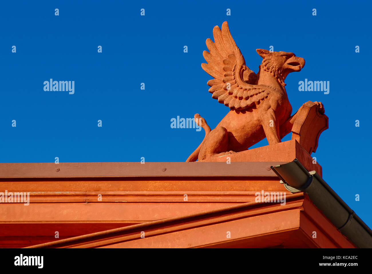 Griffin an der Ecke eines neoklassisch-historistisch gestalteten Giebel, Reutlingen, Deutschland. Stockfoto