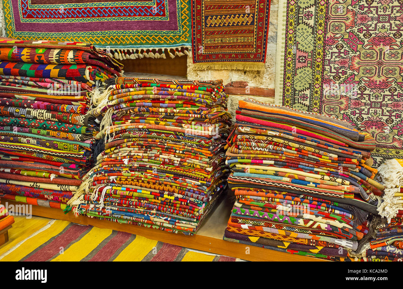 Die Kelim und der Teppich ist das traditionelle östliche Handwerk, Türkei einzigartige Muster rühmt, seit dem Mittelalter, Antalya alte Basar erhalten. Stockfoto