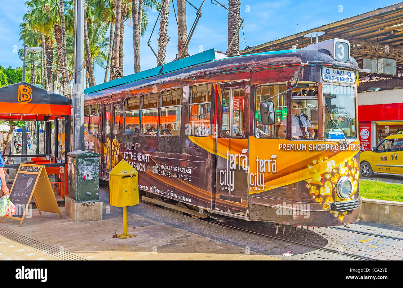 Antalya, Türkei - 12. Mai 2017: Die altmodische Straßenbahn ist einer der interessantesten touristischen Attraktionen von Resort ataturk Avenue, am 12. Mai in Antalya. Stockfoto