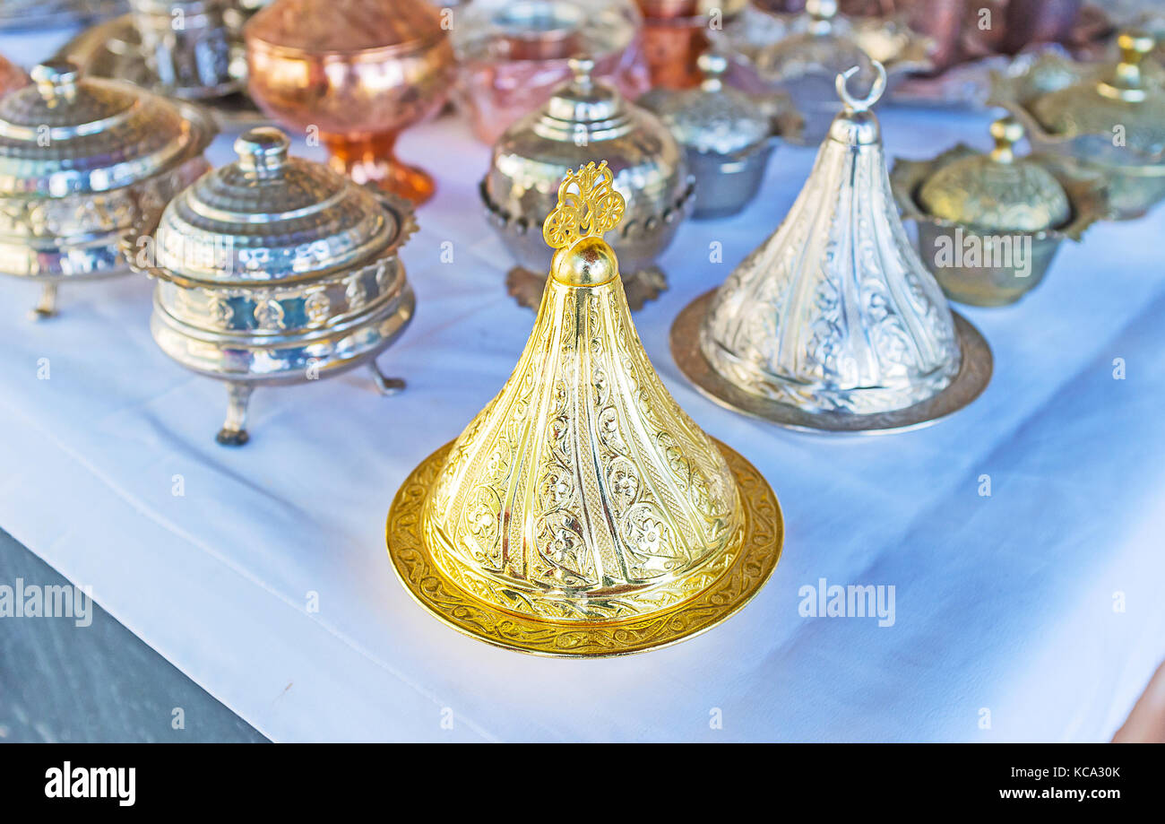 Der Stall von metallarbeiten Markt in Antalya bietet eine große Auswahl an türkischen Honig serviert Gerichte, Stahl und Kupfer Zucker Schalen, andere traditionelle türkische Stockfoto