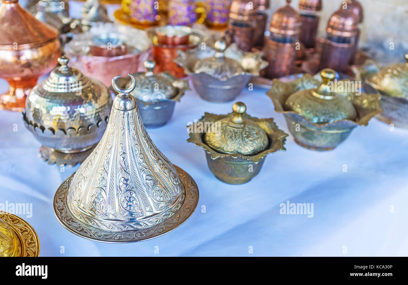 Turkish Delight serviert Gerichte und schönen sugar Bowls, türkischem Tee und Kaffee im Online-shop von metallarbeiten Markt in Antalya, Türkei. Stockfoto