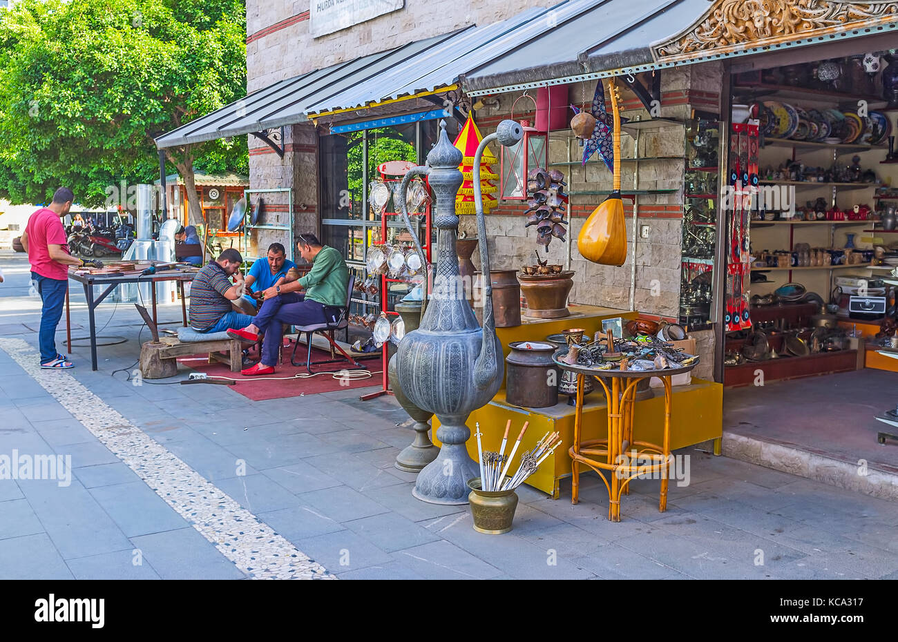 Antalya, Türkei - 12. Mai 2017: Die metallarbeiten Markt ist der interessante Sehenswürdigkeiten mit einem breiten Angebot an Souvenirs, traditionelle östliche Waren ein Stockfoto