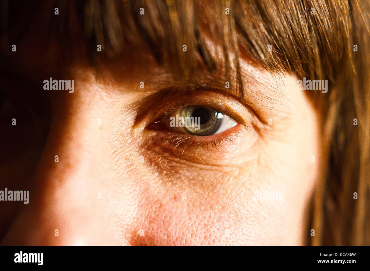 Warme Farbe Foto mit fotografischen Korn (kein Lärm!) von einer Frau Auge mit einer harten Kontaktlinse Stockfoto